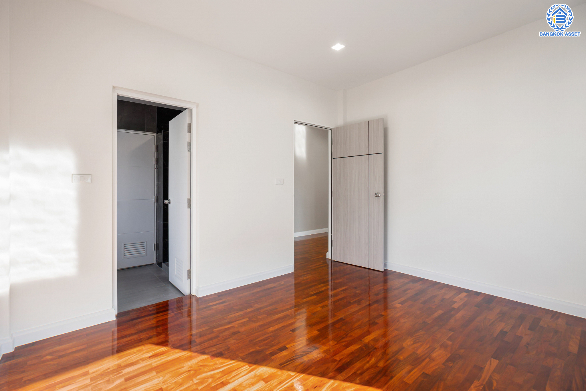 บ้านมือสองตกแต่งใหม่ ม.ลัดดารมย์ วัชรพล แบรนด์ Q.House เนื้อที่ 85.9 ตร.ว. ฟังก์ชัน 4 ห้องนอน 4 ห้องน้ำ จอดรถได้ 2 คัน Facilities ครบครัน บนทำเลเชื่อมต่อหลายเส้นทาง ถ.รามอินทรา ถ.สายไหม และถ.พหลโยธิน ใกล้สนามบินดอนเมือง ทางด่วน "ศรีรัช" และ "เซ็นทรัลรามอินทรา"